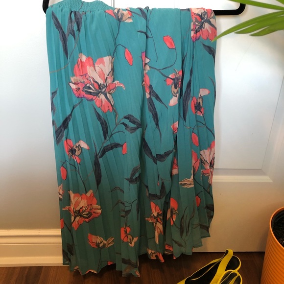 ✨Pleated✨ MIDI Skirt Brand NWT - Picture 2 of 5